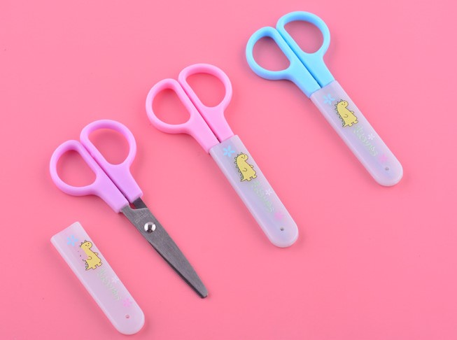 Little frog student scissors with protective shell plastic art stationery office stainless steel children's scissors random color (TY6025)